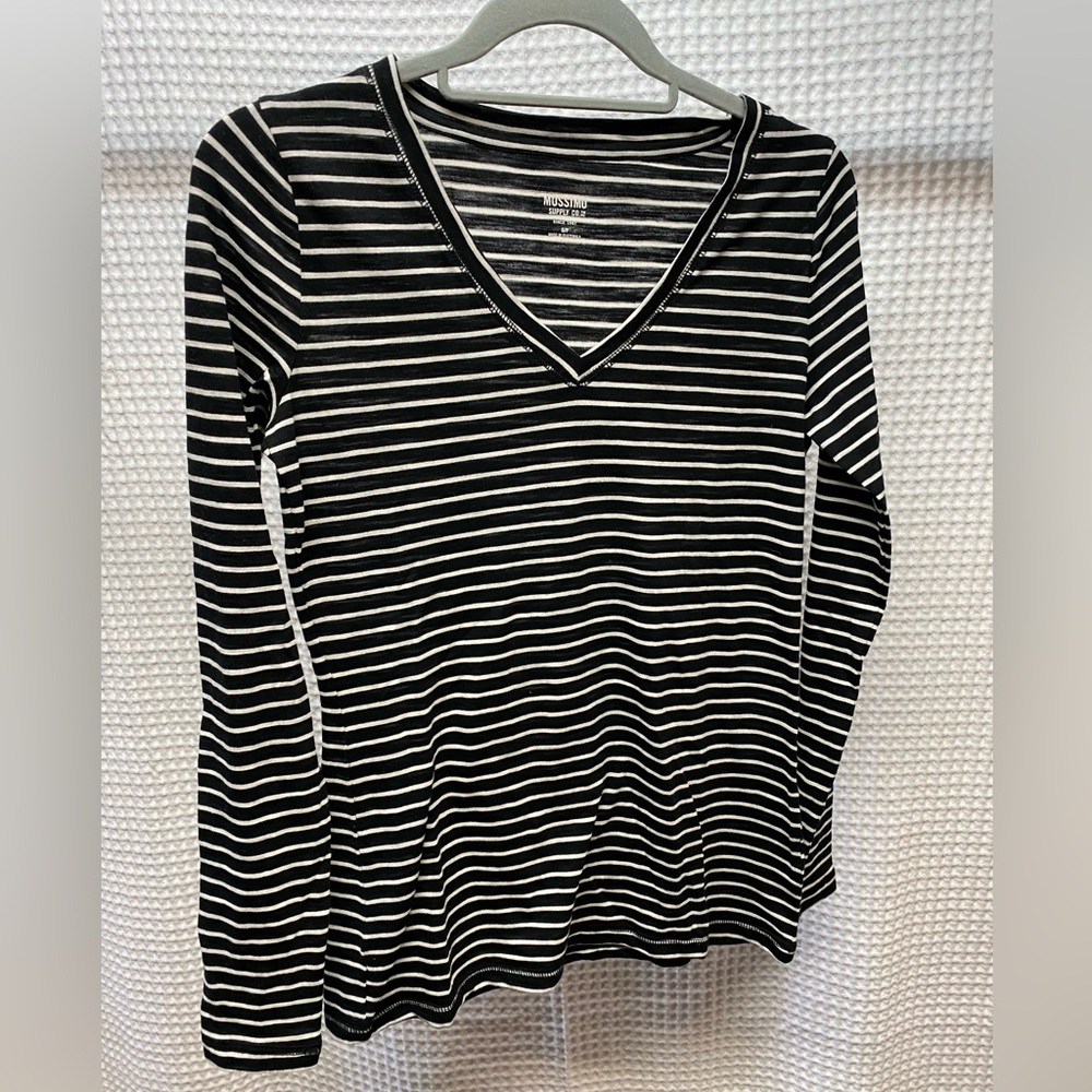 LIKE NEW BLACK AND WHITE STRIPE V NECK